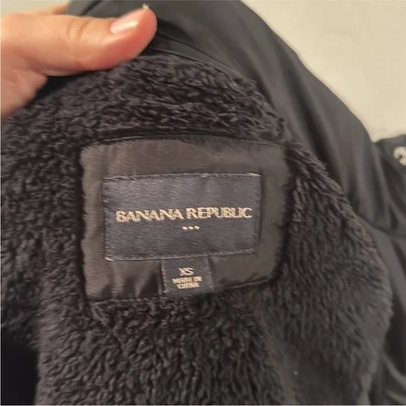 Women's Black Puffer Vest with Faux Fur Trim - Picture 6 of 6